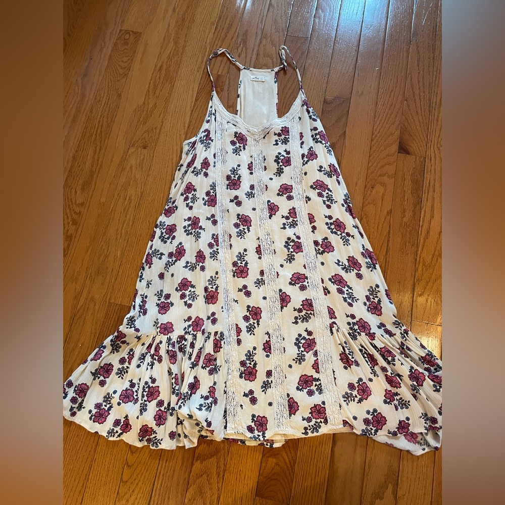 Hollister lined dress
Shoulder strap is adjustable
Dress
Lined